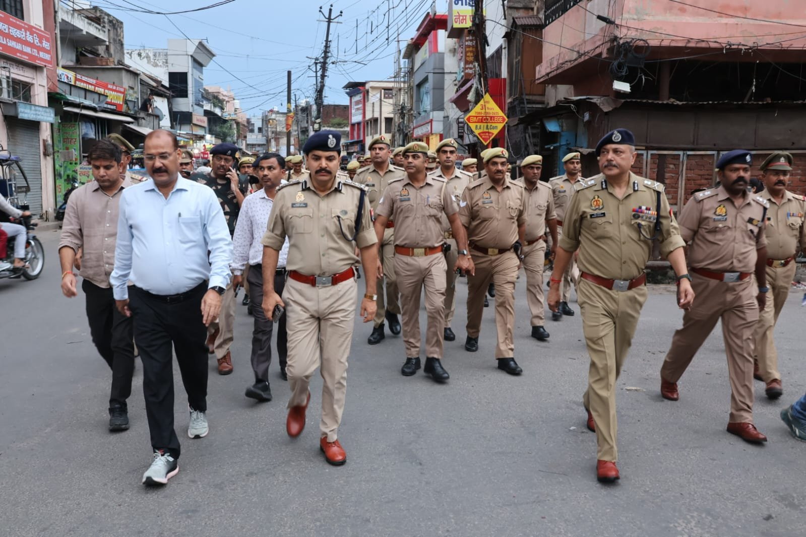 त्योहारों पर पुलिस अलर्ट, बाजारों की सुरक्षा बढ़ी